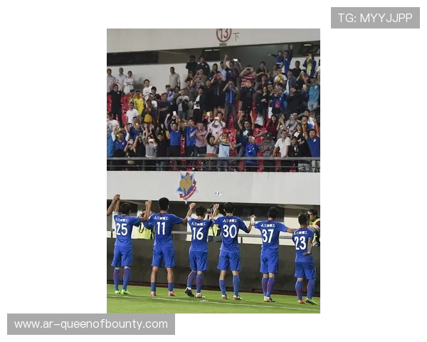 “门兴球迷远征美因茨，低温天气中坚守助威”