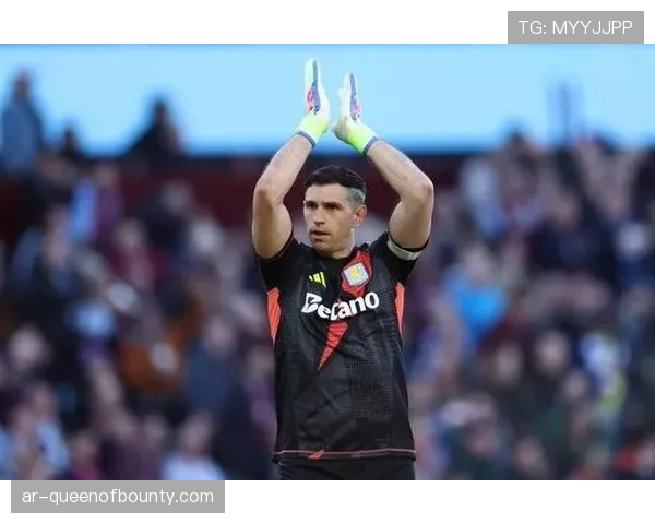 花絮：看台上小球迷为阿斯顿维拉门将大马丁制作巨型手套海报